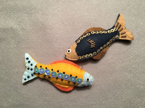 Felt Fish Ornaments Fabric Fish Ornament, Diy Fish Ornament, Felt Fish Ornament, Fish Ornaments Diy, Recycled Fabric Art, Sewn Christmas Ornaments, Fuzzy Felt, Handmade Felt Ornament, Felt Fish