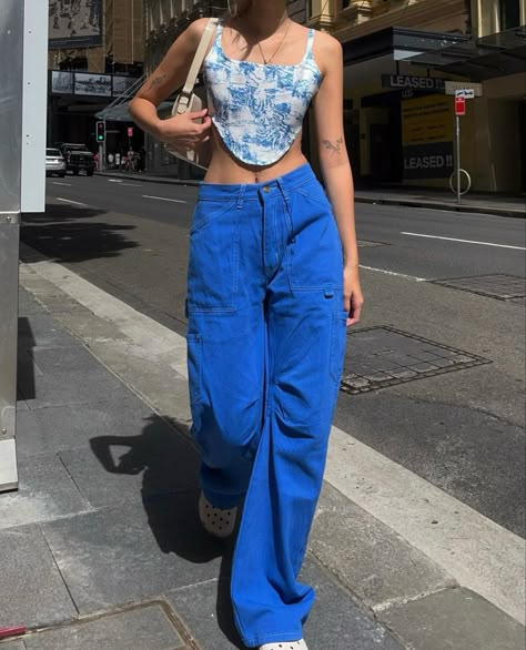 Cargo Pants Outfit Blue, Cargo Pants Outfit Aesthetic, Blue Cargo Pants Outfit, Outfit Blue Jeans, Colored Jeans Outfits, Blue Top Outfit, Indie Outfit Inspo, Blue Pants Outfit, Hslot Outfit Ideas