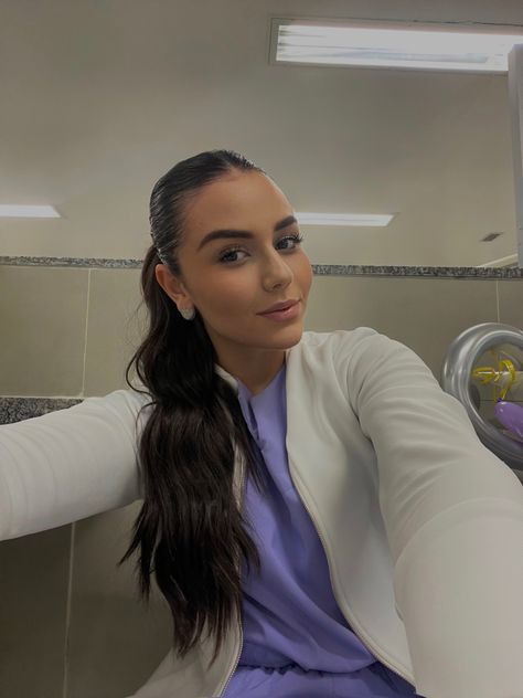 Dermatology Nurse Aesthetic, Dermatologist Aesthetic Job Pictures, Scrubs Selfie, Nurse Aesthetic Scrubs, Nurse Life Aesthetic, Dermatologist Aesthetic, Nurse Outfit Scrubs, Dental Hygiene Student, Medical Scrubs Outfit