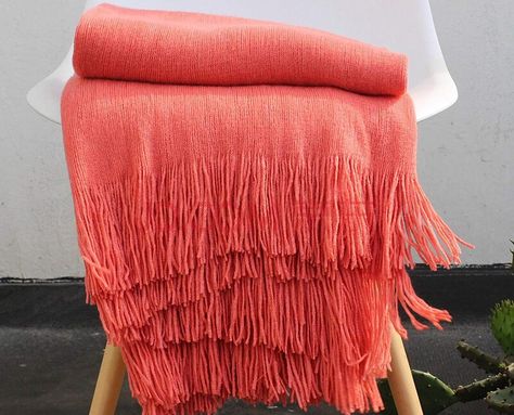 Living coral: 5 bright Pantone Color of the Year 2019 home decor picks Au Pair Room, Coral Throw Blanket, Coral Home Decor, Coral Pantone, Black Cottage, Colorful Cottage, Yellow Cottage, Fluffy Towels, Couch Throw