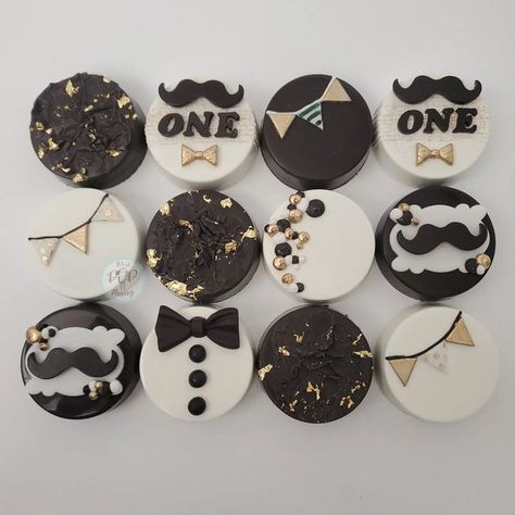 It's not a cakepop, It's a POP Thang ! on Instagram: "Mr. ONEderful 🎩 🎩 🎩 #oreos #mronederful #mronederfuloreos #cookies #igcookies #bakinglove #fondant #yum #desserts #birthdaytreats #mronederfultheme #treatmaker #partyplanner #eventdesign #luxurytreats #confections #lvfoodie #lvtreats #lasvegas #decoratedcookies #chocolatedipped #cookiesofinstagram #bdayfavors #elegantsweets #eventdecor #customoreos #popthang" Dessert Table For Mens Birthday, Mr Onederful Birthday Cake, Mr Onederful Birthday Party Ideas, First Birthday Theme Boy, Mr Onederful Birthday, Onederful Birthday, Mr Onederful, Baby Boy First Birthday, First Birthday Themes