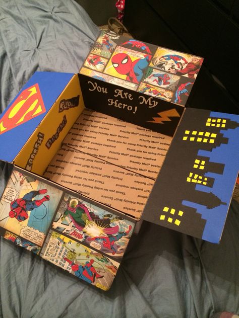 Deployment Care package #2 Superhero themed (: Marvel Birthday Gift Ideas, Marvel Gifts Ideas, Superhero Gift Ideas, Spiderman Box Ideas, Marvel Box Gift, Marvel Gift Box, Spiderman Gift Box Ideas, Spider Man Box Gift, Marvel Gift Ideas