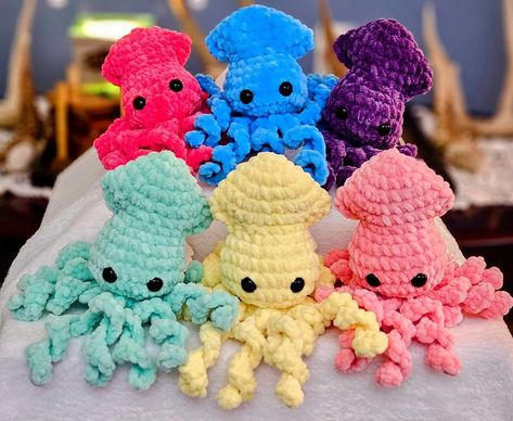 Family of Squids! Pattern by @plushico_patterns #crochet #handmade #amigurumi #crochetaddict #squid #crochetsquid #smallbusinessbigdreams #lovemedeerlyhandmade #plushie Squid Crochet Pattern Free, Crochet Squid Pattern Free, Squid Pattern, Crochet Squid, Baby Squid, Crochet Stuffies, Crochet Whale, Instagram Family, Crochet Handmade