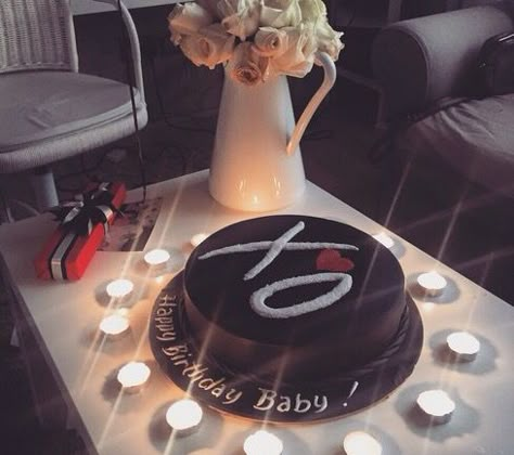 ✦⊱ɛʂɬཞɛƖƖą⊰✦ Xo Cake The Weeknd, The Weeknd Cake, Birthday Boyfriend Ideas, Ideas Birthday Boyfriend, Xo Party, Cake Snapchat, Weeknd Birthday, The Weeknd Birthday, Bolo Da Hello Kitty