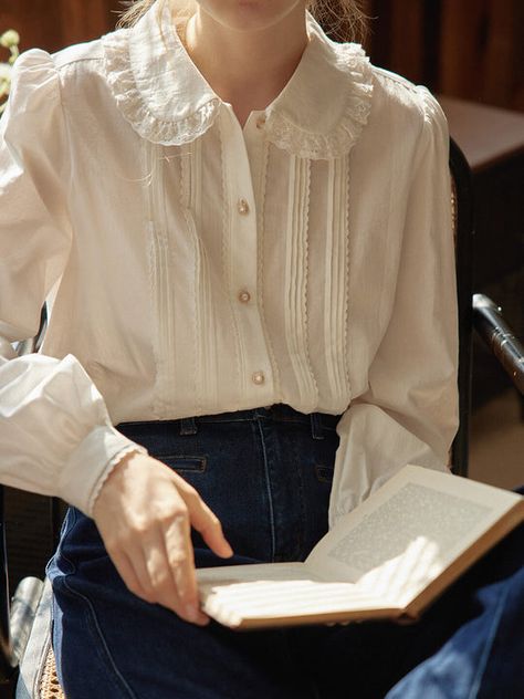 Practical and beautiful in details. Embroidery shirts, comfy knitwear, chiffon blouses…. White Lantern Sleeve Blouse, Collar Blouse Outfit, Puritan Collar, White Collared Blouse, Peter Pan Collar Blouse, White Lace Blouse, Sweater Tops, Personal Aesthetic, Simple Blouse