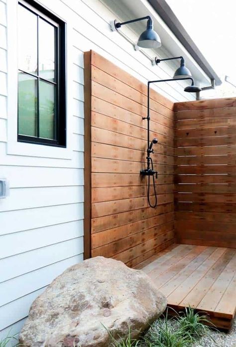 45 Stunning outdoor showers that will leave you invigorated Outdoor Shower Ideas, Outside Showers, Malibu Homes, Malibu Home, Outdoor Bathrooms, Casa Exterior, Boho Modern, Design Exterior, Outdoor Shower