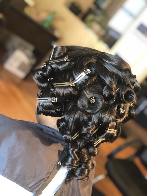 Pen Curls Black Women, Pin Curls On Wig, Pin Up Curls For Black Women, Pin Curl Wig, Ashanti Style, Pin Curls For Black Women, Pinned Curls, 50s Hair, Pin Up Curls