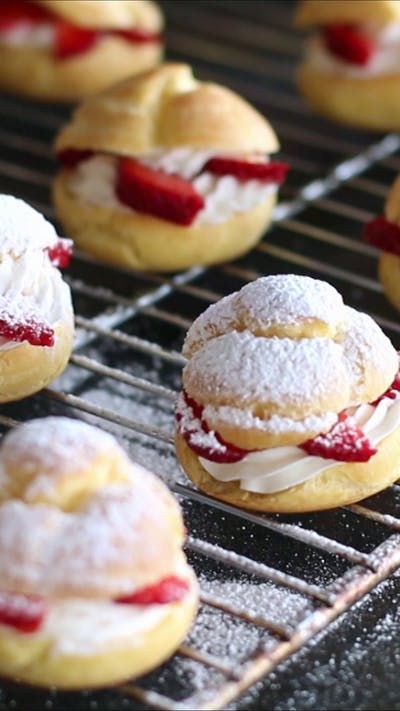 Strawberry and cream puffs guaranteed to please. Ingredients: 1 cup all-purpose flour, 3 1/2 ounces milk, 3 1/2 ounces water, 2 teaspoons sugar, 1/2 teaspoon salt, 5 1/2 tablespoons unsalted... Strawberry Cream Puffs, Sommer Mad, Strawberry And Cream, Cream Puff Recipe, Puff Recipe, Cream Puff, Strawberry Cream, God Mat, Monkey Bread