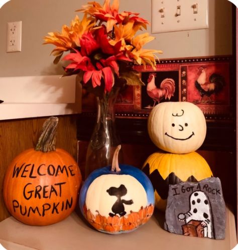 Painting Pumpkin Aesthetic, Charlie Brown Painted Pumpkin, Pumpkin Painting Ideas Charlie Brown, Peanuts Pumpkin Painting, Pumpkin Painting Ideas Snoopy, Character Pumpkin Painting, Charlie Brown Pumpkin Painting, Snoopy Pumpkin Painting, Charlie Brown Pumpkin