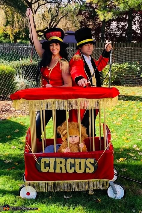 Don’t Feed The Lions Family Costume Dumbo Family Costume, Circus Costume Family, Circus Family Halloween Costumes, Family Circus Halloween Costumes, Dumbo Halloween Costume, Family Circus Costumes, Stroller Halloween, Johnson Twins, Circus Family Costume