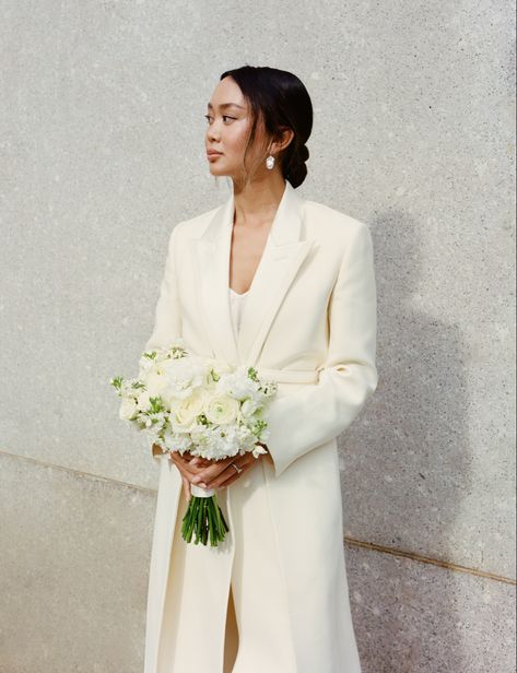 Photoshoot in downtown NYC after getting married at City Hall. C/o Linh Niller Civil Ceremony Hairstyles, City Hall Wedding Hair, City Hall Bouquet, City Hall Wedding Outfit, City Hall Marriage, New York City Hall Elopement, New York Elopement City Hall Weddings, Courthouse Marriage, Elopement Photography City Hall