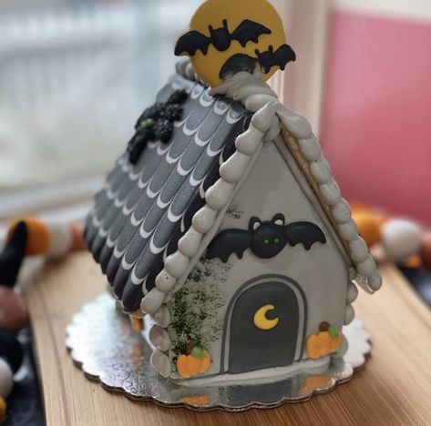 Haunted Halloween House, Kids Gingerbread House, Graham Cracker House, Haunted Gingerbread House, Haunted House Cake, Halloween Gingerbread House, Halloween Gingerbread, Clay Gingerbread, Gingerbread House Designs