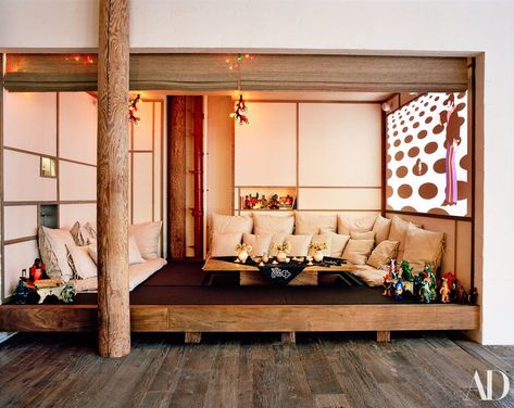 Linen-covered sofas by Alexandre de Betak envelop the Tatami room. vintage Japanese monster figurines are displayed throughout the space. Japanese Inspired Living Room, Japanese Tatami Room, Japanese Living Rooms, Nyc Loft, Tatami Room, Soho Loft, Manhattan Apartment, Japanese Interior, Creative Living