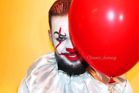 Pennywise clown makeup man with beard Clown Makeup Men Scary, Mens Clown Makeup With Beard, Beard Halloween Makeup, It Makeup Clown Pennywise, Halloween Makeup Men Beard, Clown Makeup Men, How To Do Pennywise Makeup, Clown With Beard, Clown Wedding