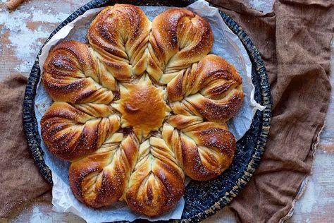 A classic cinnamon bun turned into a show-stopping star bread for the holiday breakfast table. Cinnamon Star Bread Recipe, Sun Bread, Cinnamon Star Bread, Pizza Sugar Cookie, Star Bread, Instant Mashed Potatoes, Potato Flour, Leftover Bread, King Food