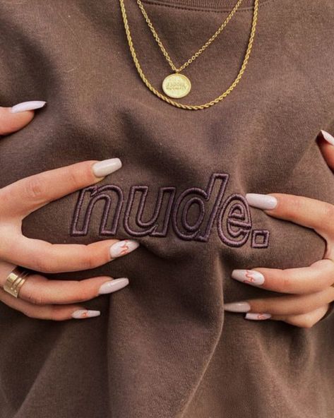 Raw Nails, Photo Inspo Aesthetic, Nude Project, Nude Outfits, Beige Aesthetic, Brown Sneakers, Green Outfit, Brown Aesthetic, Green Aesthetic