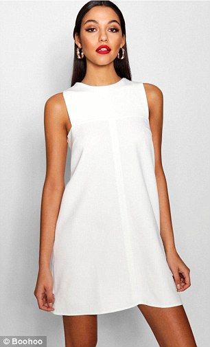 Boohoo have a simple white shift dress for just $15 1800 Dress, Shift Dress Outfit, White Shift Dresses, Rock Outfit, Fashion Dresses Online, Summer Work, Iconic Dresses, Summer Work Outfits, Elegante Casual