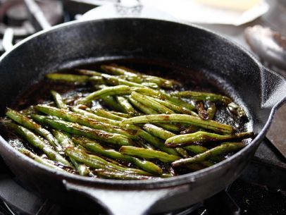 Blistered Green Beans Easy Thanksgiving Menu, Blistered Green Beans, Ree Drummond Recipes, Green Beans Recipe, Cast Iron Recipes, Beans Recipe, Ree Drummond, Green Bean Recipes, Vegetable Sides