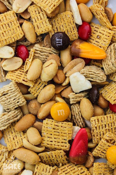 Fall Trail Mix {with FREE printable} Snack Mix With Life Cereal, Life Cereal Recipes Snacks, Life Cereal Recipes, Cereal Recipes Snacks, Fall Trail Mix Recipe, Family Appetizers, Life Cereal, Trail Mix Recipes, Thanksgiving Favors