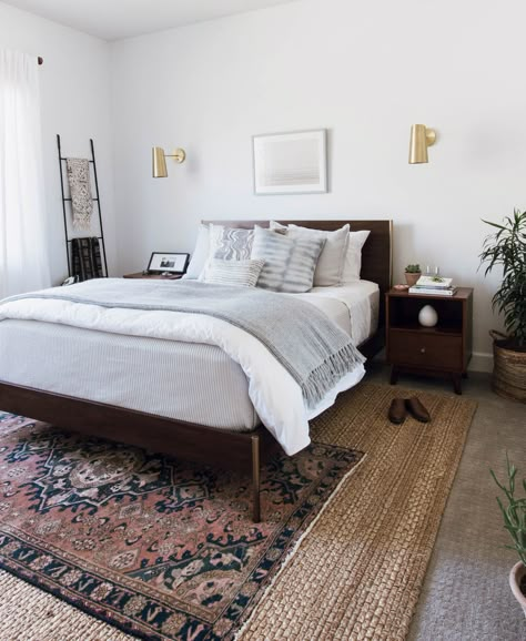 Layered Rugs Bedroom, Modern Eclectic Bedroom, Dark Wood Bedroom Furniture, Dark Wood Bedroom, Dark Wood Bed, Modern Farmhouse Bedroom, Wood Bedroom Furniture, Decor Ikea, Eclectic Bedroom