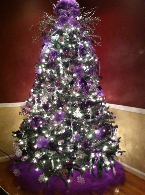 Purple Christmas Tree...these are the BEST Christmas Tree Ideas! Purple Christmas Tree Decorations, Purple Christmas Decorations, Purple Christmas Tree, Creative Christmas Trees, Black Christmas Trees, Purple And Silver, Purple Christmas, Cool Christmas Trees, Beautiful Christmas Trees