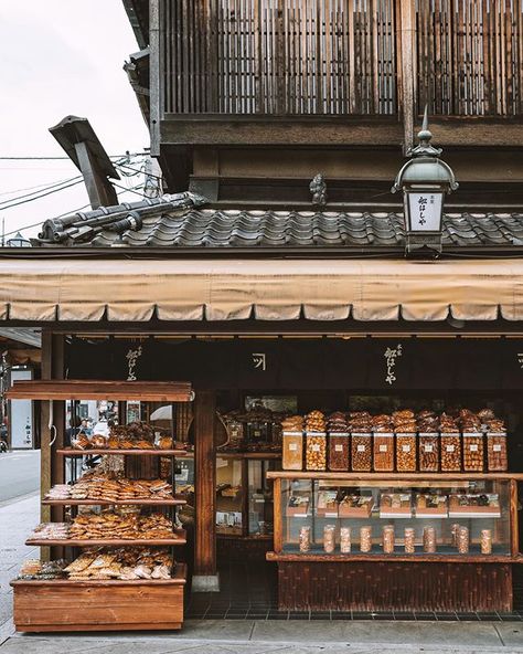 rice cracker snack shop in Kyoto / sliceofpai Rice Cracker, Ikea Play Kitchen, Visit Kyoto, Japanese Town, Rice Crackers, Japanese Style House, Snack Shop, Japanese Store, Travel Japan