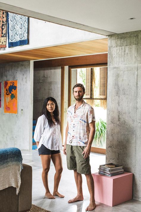 The Brutalist style concrete home of Hilda Mitchell and her husband Daniel, located in Canggu, was built with Bali-based architect Patisandhika in 2017, they nestled it within the surrounding wild scrub to soften the concrete exterior and embraced passive and sustainable design. Brutalism Interior, Brutalist Concrete, Concrete Apartment, Bali Style Home, Concrete Exterior, Design Anthology, Concrete Interiors, Bali House, Moody Interiors