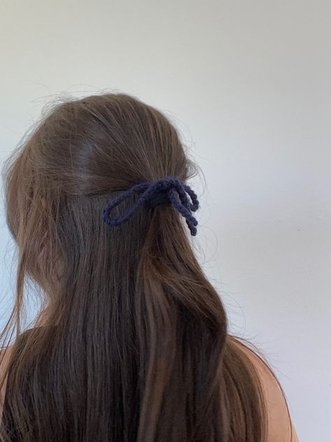 Hair With Blue Ribbon, Hairbow Hairstyles, Crochet Hair Ribbon, Ribbon Bow Hairstyle Aesthetic, Blue Hair Ribbon Aesthetic, Blue Ribbon In Hair Aesthetic, Crochet Navy Blue, Blue Bow Hairstyle, Blue Hair Ribbon