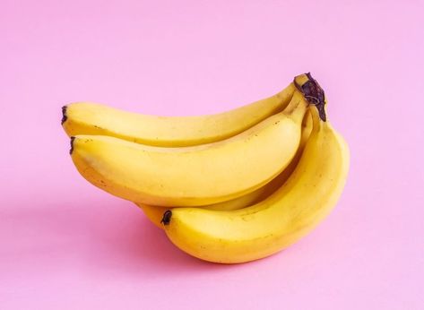 Fiber Rich Fruits, Fruit Health, Banana Benefits, Eating Bananas, Eat This Not That, Banana Fruit, Healthy Snack Options, Probiotic Foods, Workout Snacks