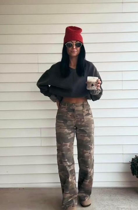 Hoodie And Combat Boots Outfit, Casual Weekday Outfit, Hot Cold Weather Outfits, Women’s Camo Outfit, Modern Rock Outfits Women, Cargo Pant Outfit Women, Classy Lazy Outfits, Camo Women Outfits, Comfortable Black Outfits