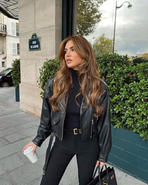 Wavy Hair Perm, Curly Hair Looks, Wavy Layered Hair, Black Fall Outfits, Negin Mirsalehi, Wavy Haircuts, Classic Style Outfits, Wavy Hairstyles, Permed Hairstyles