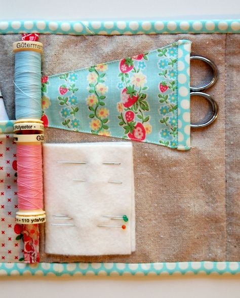 How To Make A Travel Sewing Kit Sewing Kit Tutorial, Sewing Kit Pattern, Travel Sewing Kit, Patchwork Sewing, Travel Sewing, Costura Diy, Sewing Tutorials Free, Needle Book, Sewing Kit