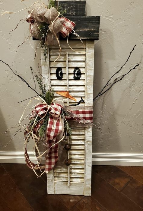 Small Shutters Decor, Old Wooden Shutters Ideas, Christmas Shutter Ideas Exterior, Mini Shutter Decor Ideas, Shutter Santa, Crafts With Shutters, Old Shutter Ideas, Christmas Everything, Christmas 2033