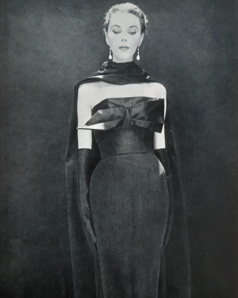 lanvin haute couture 1954 Lucy Aesthetic, 19s Fashion, Dramatic Essence, Lanvin Dress, 1950s Wedding Dress, Victorian Townhouse, A Night At The Opera, Jeanne Lanvin, Fifties Fashion