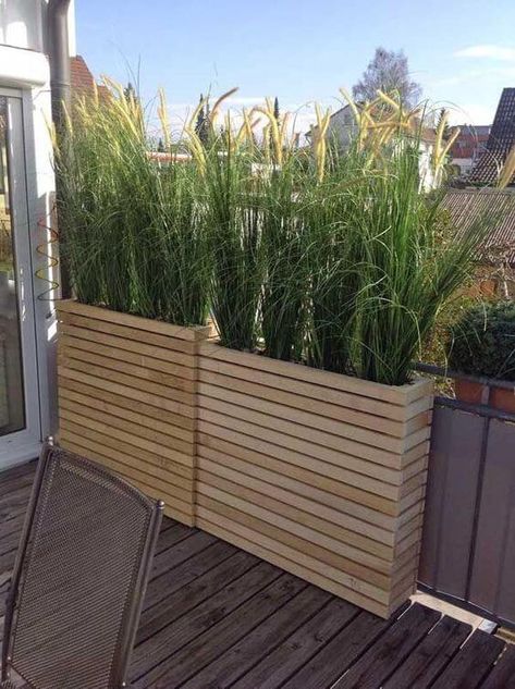 28 Cheap DIY Garden Privacy Screen Ideas To Keep Neighbors From Snooping Backyard Privacy Screen, Taman Diy, Affordable Backyard Ideas, Garden Privacy Screen, Fence Planters, Jardim Diy, Patio Privacy, Privacy Fence Designs, Privacy Landscaping