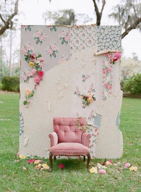 31 DIY Outdoor Photo Booth Ideas From Pinterest – SheKnows Outdoor Photo Booths, Decor Photobooth, Diy Fotokabine, Diy Wedding Photo Booth, Diy Photo Booth Backdrop, Diy Photo Backdrop, Booth Backdrops, Rustic Farm Wedding, Backdrop Diy