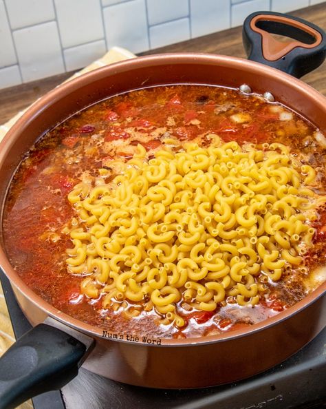 Chili Macaroni Recipe, Chili Mac Recipe Easy, One Pot Chili Mac, Easy Chili Mac, One Pot Chili, Chili Macaroni, Chili Mac Recipe, Chili Pasta, Easy Mac N Cheese