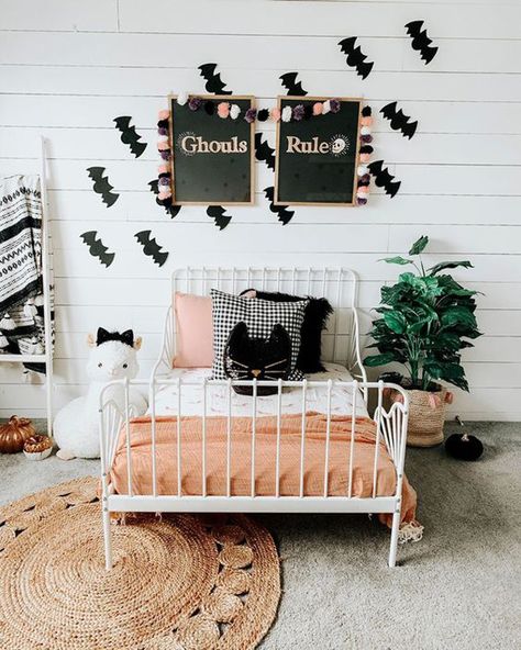 20 Halloween Room Decor Ideas For Kids That More Fun | HomeMydesign | HomeMydesign Halloween Room Decor Ideas, Scary Dark, Decorations Bedroom, Something Scary, Halloween Room, Halloween Bedroom, Halloween Room Decor, Girl’s Room, Room Decor Ideas