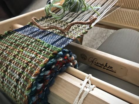 Weaving Mug Rugs Patterns, Cricket Loom, Loom Projects, Rug Loom, Weaving Inspiration, Weaving Looms, Weaving Loom Projects, Weaving Ideas, Heddle Loom