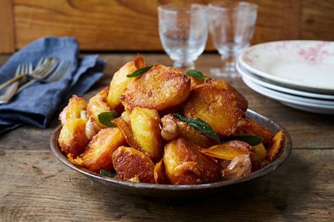 Jamie Oliver Roast Potatoes, Jamie Oliver Potatoes, Jamie Oliver Christmas, Making Roast Potatoes, Perfect Roast Potatoes, Special Diet Recipes, Christmas Roast, Perfect Roast, Roasted Potato Recipes