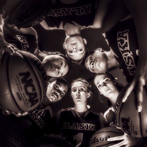 Team Photo Poses, Basketball Photoshoot Ideas, Basketball Team Photos, Basketball Photo Ideas, Basketball Picture Ideas, Sports Picture Ideas, Basketball Media Day, Basketball Team Pictures, Basketball Photoshoot