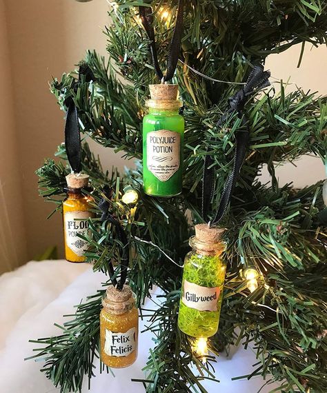 Harry Potter Christmas Tree Ideas, Diy Harry Potter Christmas Ornaments, Harry Potter Theme Christmas, Harry Potter Christmas Diy, Harry Potter Christmas Ornaments, Nerdy Christmas, Harry Potter Christmas Decorations, Harry Potter Ornaments, Harry Potter Christmas Tree