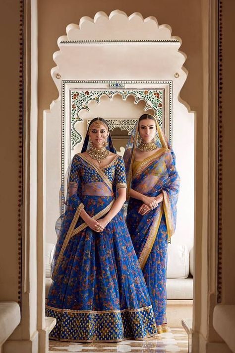 Dupatta Draping Styles, Sabyasachi Collection, Saree Bollywood, Salwar Kamiz, Indian Bridal Dress, Indian Lehenga, Wedding Saree Indian, Ghagra Choli, Indian Bridal Outfits