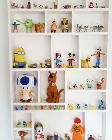 Letterbak @mijnthuisgevoel Displaying Nick Nacks Ideas, Toy Collection Display, Casa Disney, Knick Knack Shelf, Baby Storage, Toy Shelves, Figure Display, Toy Display, Playroom Organization