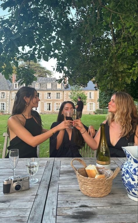 european travel, dinner party, friends, chateau, elena taber Dinner Party Friends, Elena Taber, European Life, Uh Huh, 2023 Vision, Europe Summer, 2024 Vision, European Summer, Summer Evening