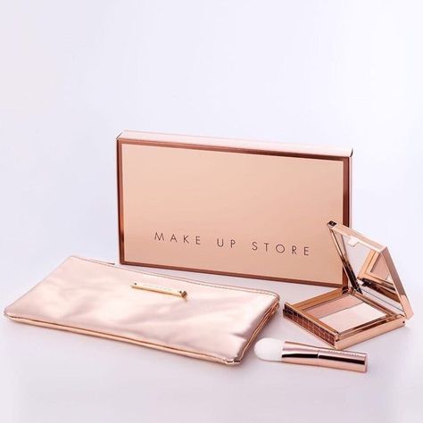 Rose gold makeup accessories. Rose gold is a must for you if you want to bring some color to your life without it becoming too much. Subtle, cute and romantic, it will bring great vibes not only for special occasions but also in your daily life. Try it in different variations and shine bright as a diamond. #rosegold #colorinspo #accessorias #makeupbrushes Artist Accessories, Professional Makeup Case, Uk Makeup, Rose Gold Makeup, Makeup Package, Makeup Train Case, Makeup Store, Gold Makeup, Top Makeup Products