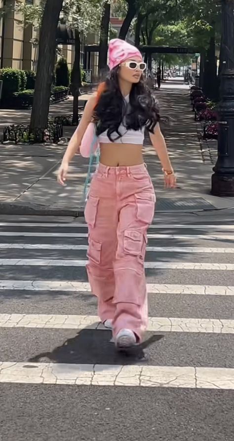 How To Style Pink Cargos, Pink Baggy Pants Outfit, Pink Cargo Pants Outfit Street Style, Fitted Pink Pants For Streetwear, Cute Pink Birthday Outfits, Pink Cargo Pants For Streetwear, Pink Baggy Cargo Pants, Baggy Pink Cargo Jeans For Streetwear, Brazil Clothes