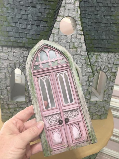 Miniature door Miniature Door, Diy Fairy Door, House Victorian, Victorian Dollhouse, Diy Fairy, Miniature Diy, Fairy Doors, Miniatures Tutorials, Barbie House