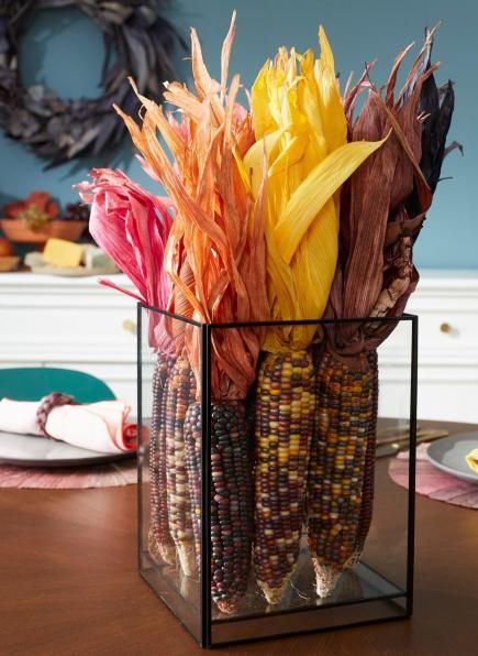 Corn husk bouquet: A super easy fall craft! See our story for details on this project + more ideas for corn husk crafts. Corn Cob Crafts, Gem Corn, Glass Gem Corn, Corn Husk Wreath, Corn Husk Crafts, Corn Husk Dolls, Corn Husks, Straw Wreath, Dried Corn