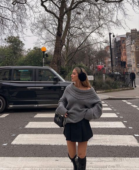 @keziacook on instagram Black Pleated Skirt Outfit Winter, Gray Pleated Skirt Outfit, Pleated Black Skirt Outfit, Pleated Skirt Outfit Fall, Grey Pleated Skirt Outfit, Black Skirt Outfit Winter, Black Pleated Skirt Outfit, Gray Skirt Outfit, Sweater Skirt Outfit